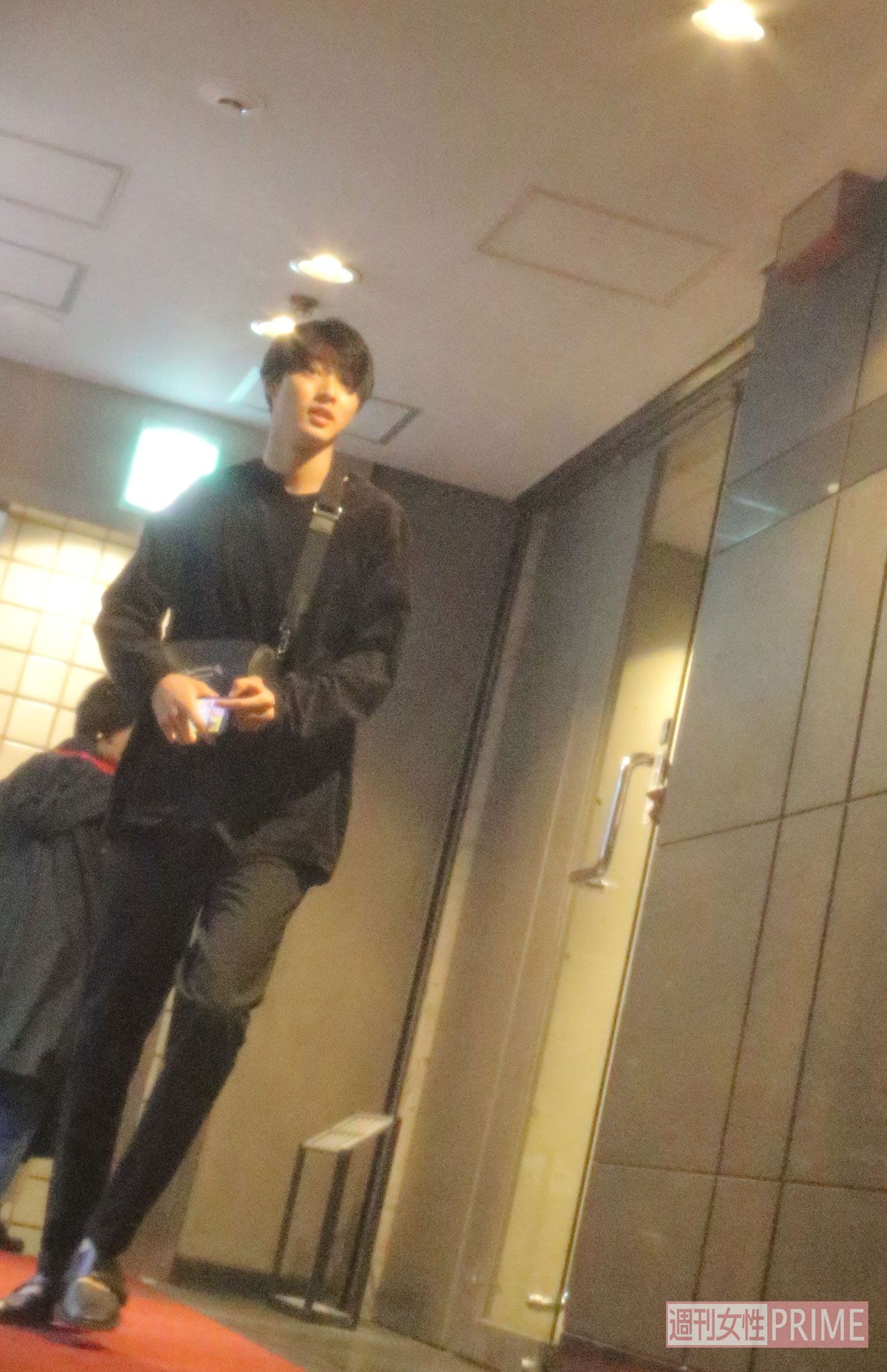 この日は全身黒のコーデがキマっている山崎