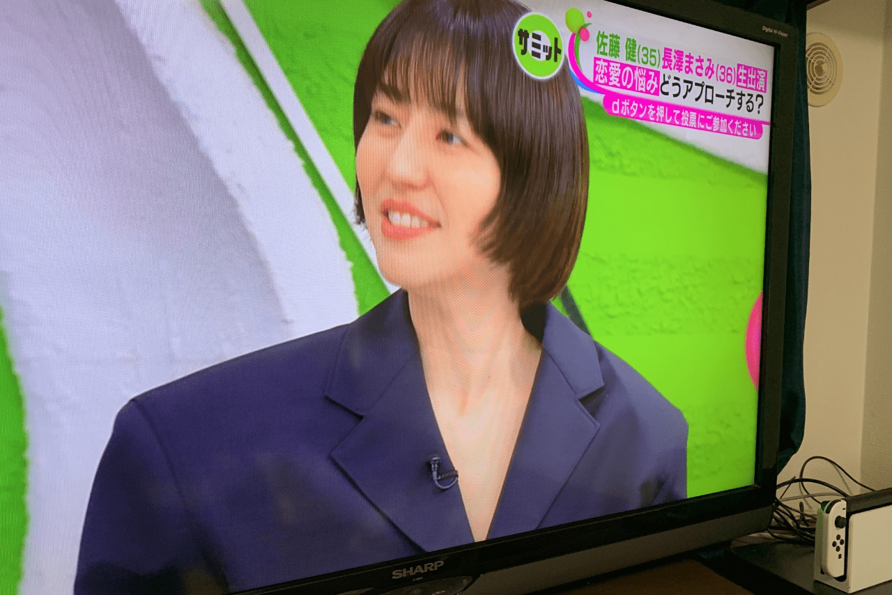 モニカの吉川晃司を彷彿させる、デカい肩パッド姿がで拡散された長澤まさみ（Xより）