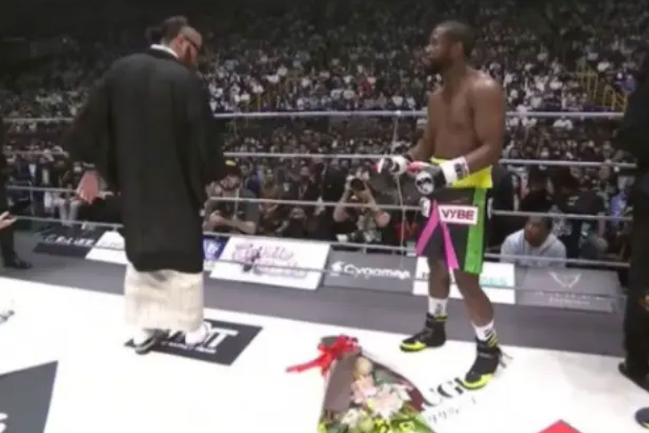 メイウェザーに渡すはずの花束をあえて渡さずに落とした「ごぼうの党」党首・奥野氏