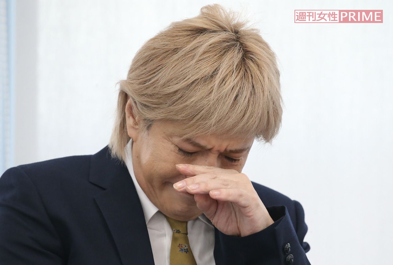 引退会見で涙を見せた小室