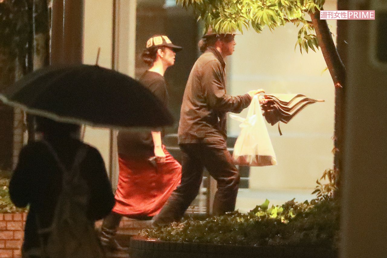 雨の中、お弁当を買って自宅マンションに帰宅した有森と片嶋監督（その２）