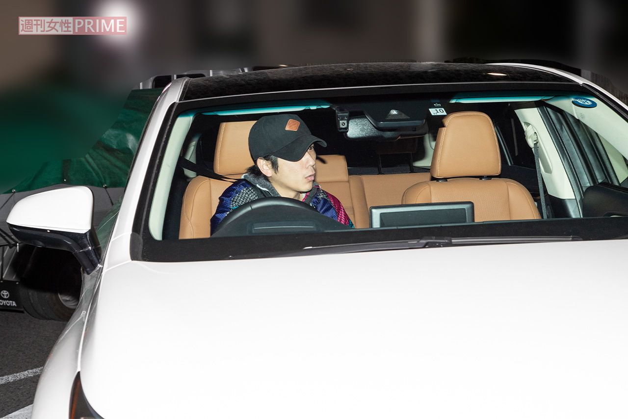 2018年10月、愛車で自宅マンションに帰ってきた二宮和也