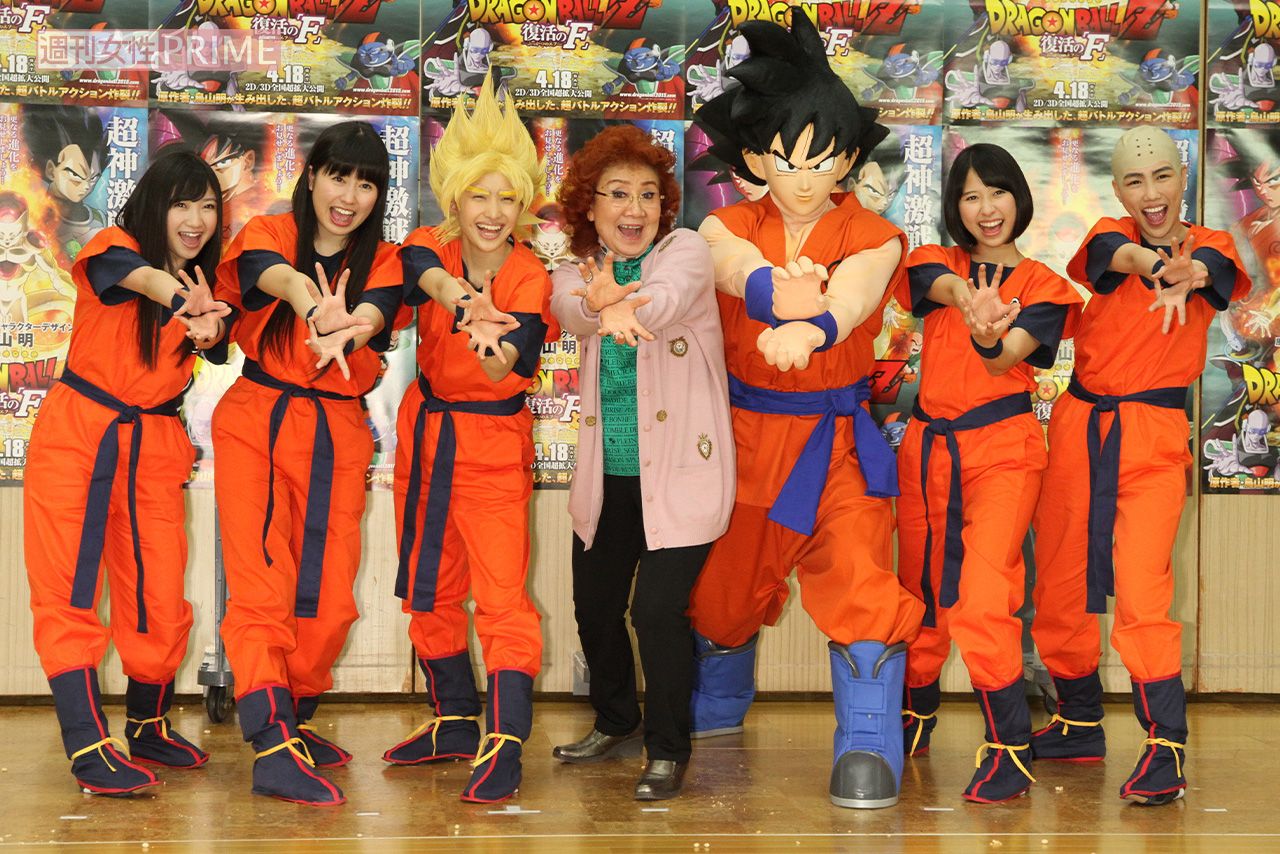2015年、映画『ドラゴンボールZ』イベントにて、カメハメ波を披露する野沢雅子さんとももいろクローバーZ