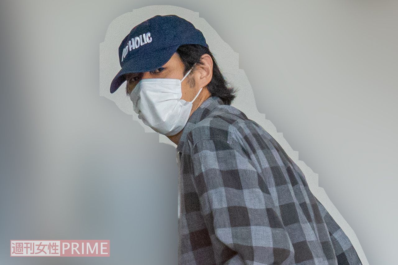 直撃取材に驚いた様子の宮藤官九郎