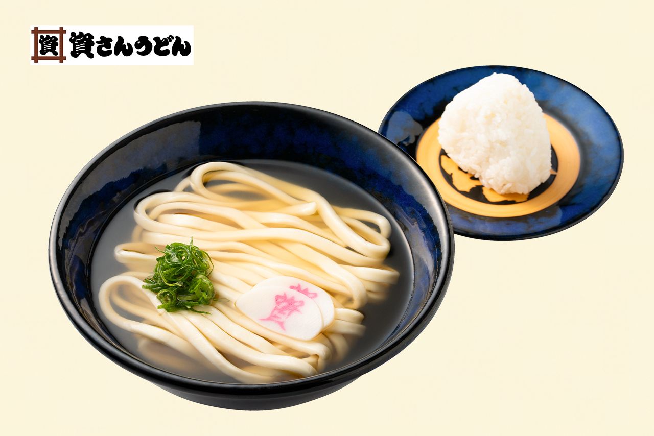 「資さんうどん」かけうどんとおにぎりのシンプルな組み合わせ。おにぎりは40円追加で高菜おにぎり、明太子おにぎり、梅おかかおにぎりに変更可能。「かけおにセット」438円