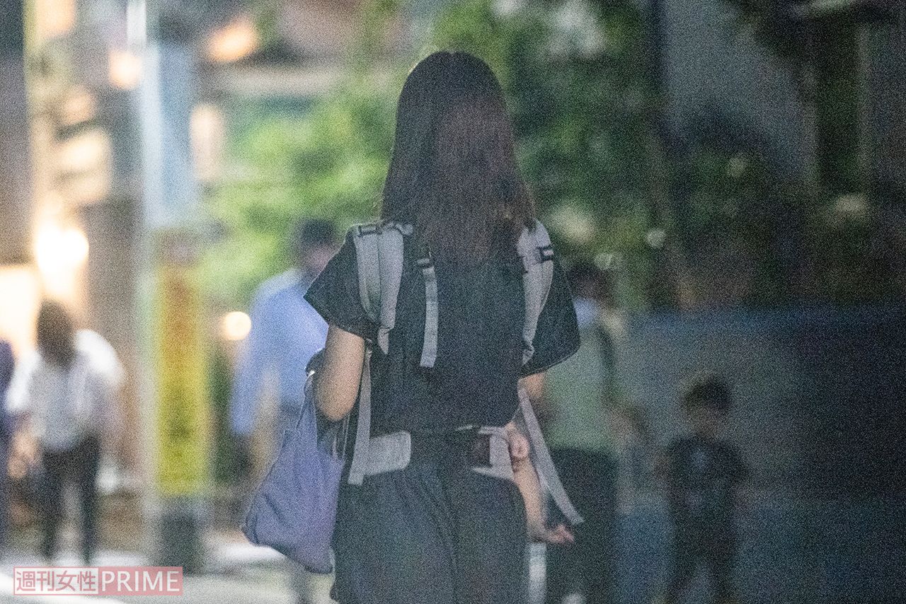 近所の庶民派スーパーへ向かう小倉優子