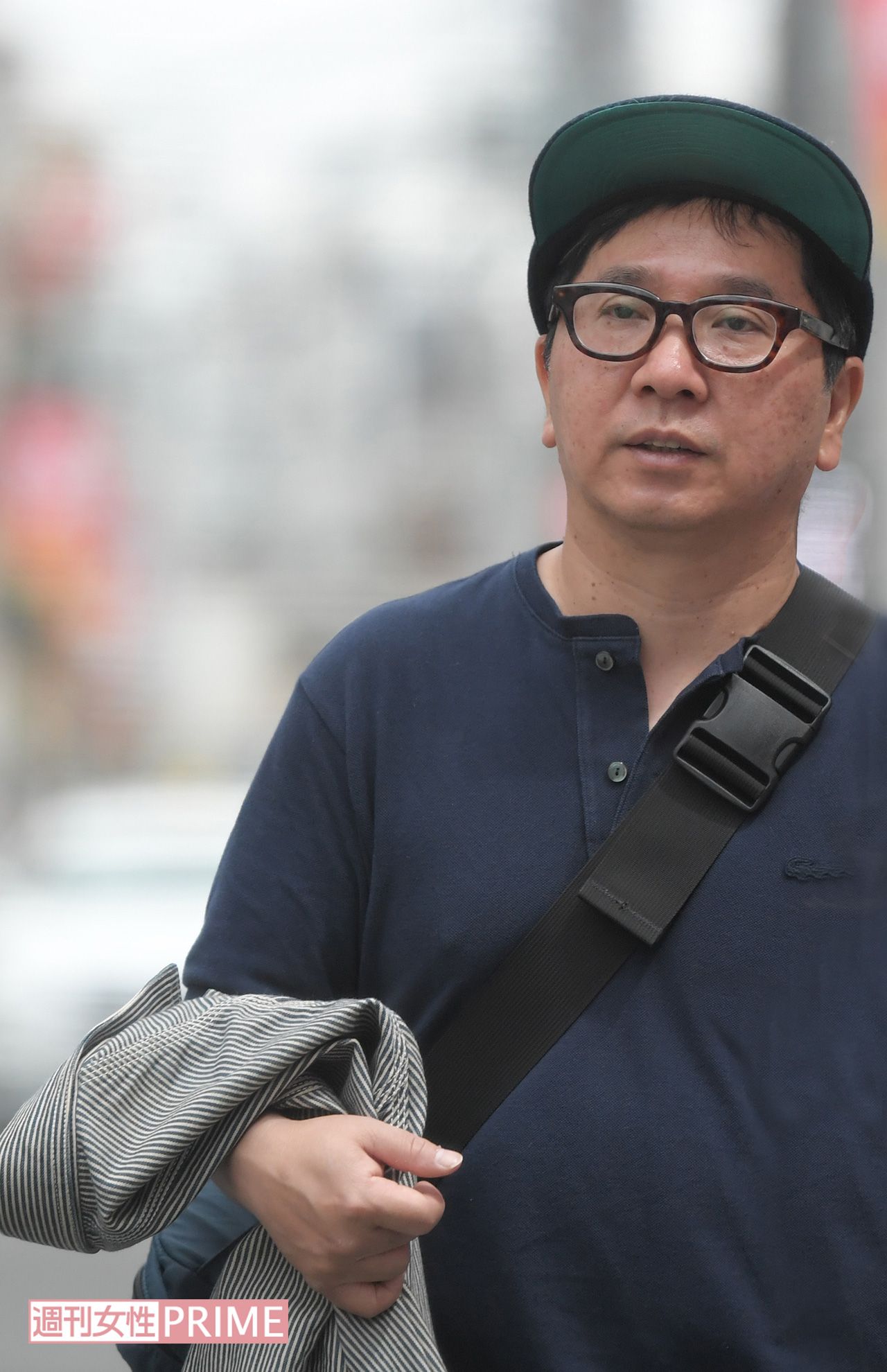 ラフな格好で学校から出てきた田中は、家族と一緒に近くの商店街へ