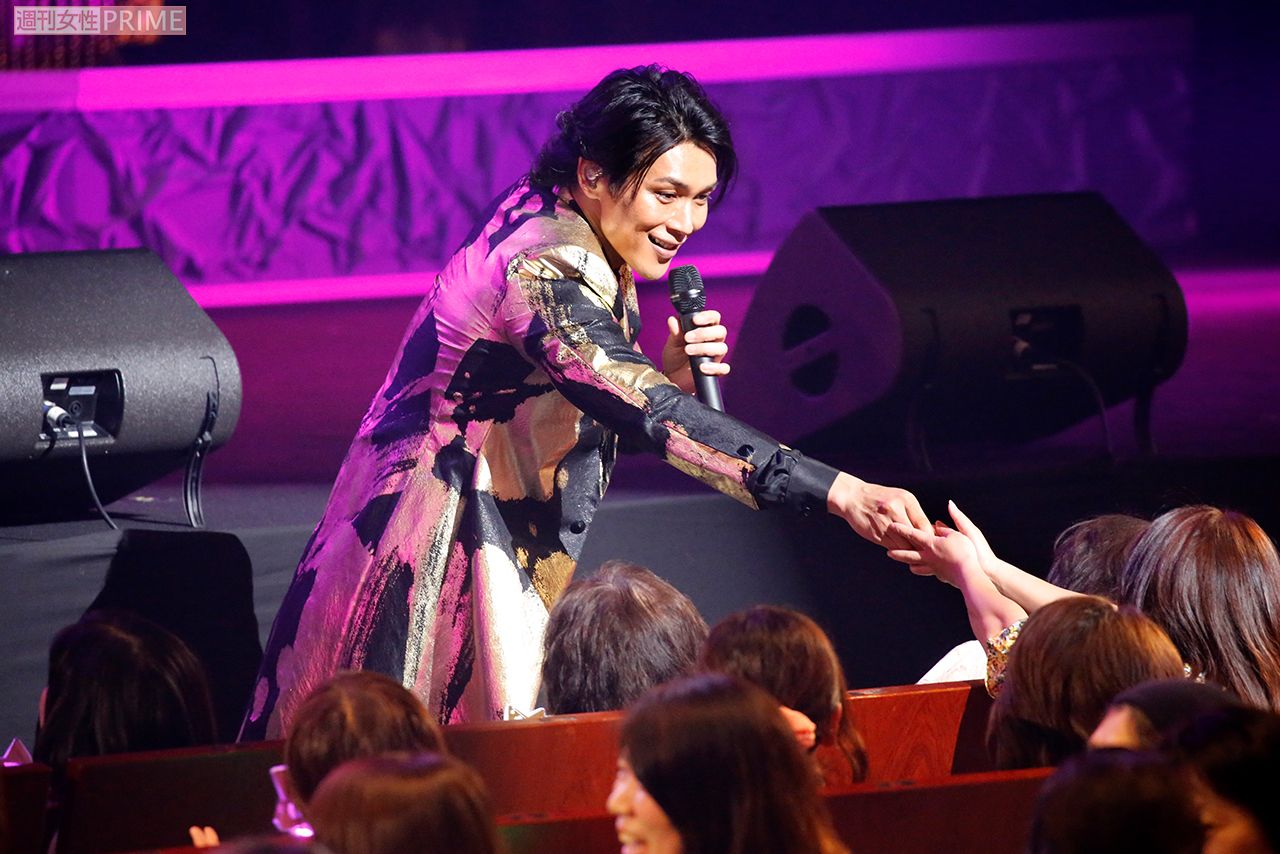 メインボーカルの白川裕二郎は「体脂肪率が9％から24％になり、健康診断で軽肥満と言われた」という衝撃の告白を　撮影／佐藤靖彦