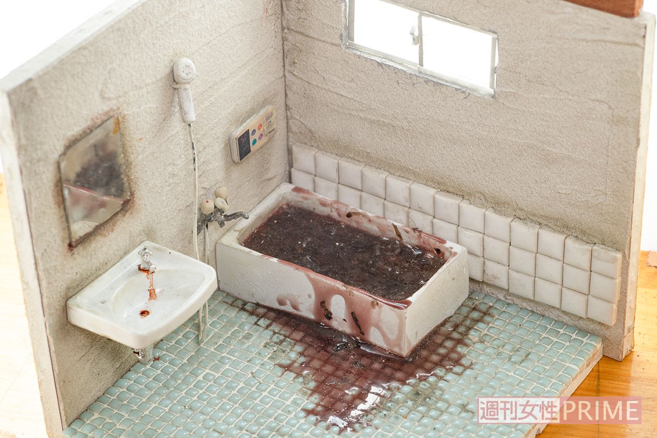 「ヒートショックで亡くなってから1〜2週間。追い炊き機能でずっと温かかったのか、ご遺体の腐敗が進んでいました」。赤黒く染まった水面には、ドロドロと皮膚が浮いている（'18年撮影）　撮影／齋藤周造