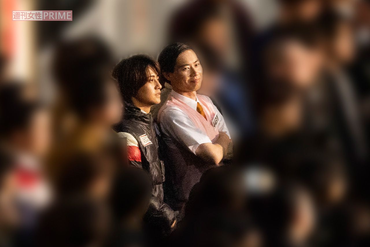 大勢の芸人役エキストラの中でも存在感がある『オードリー』役の高橋海人と戸塚純貴