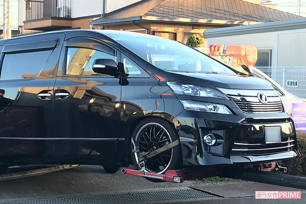 警察にレッカー移動される入江公史郎容疑者の高級バン