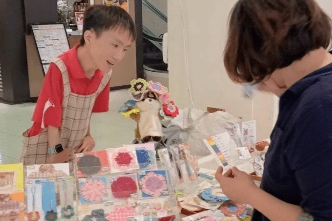 編み物やストラップなどの自作品をマルシェに出品するのが日曜日の習慣