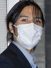 帰国後、自宅マンションに着いた小室さんは 報道陣に一礼して家族のもとへ(9月27日)