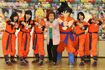 2015年、映画『ドラゴンボールZ』イベントにて、かめはめ波を披露する野沢雅子さんとももいろクローバーZ