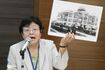 被爆前の広島の写真や地図を見せて、比較しながら解説する伝承者の生田さん
