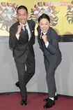 第1話の完成披露試写会で“いだてん”ポーズを披露した中村勘九郎と阿部サダヲ。「1話は登場人物が怒濤のように出てきます。“ものすごい1年が始まるぞ!”と感じていただけるかと」(中村)、「勘九郎さんたちが作り上げたチームワークをしっかり受け取って、後半も頑張りたい」(阿部)