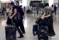 長澤まさみと東出昌大が香港国際空港に降り立つ「あれ？  もしかして」