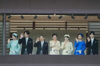 《裸で柵突破事件で警備は最高レベルに》愛子さま“推し活うちわ”も出現した「天皇誕生日一般参賀」異例の…