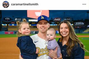 ロサンゼルス・ドジャースのウィル・スミス選手は、自身の誕生日に子どもを抱っこして記念撮影をした（スミスの妻・カラさんのインスタグラムより）