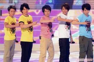 嵐（左から）大野智、松本潤、二宮和也、相葉雅紀、櫻井翔