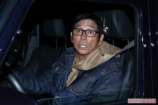 舞台の仕事から帰宅したさんまを直撃。寒空の下の記者を気遣う優しさを見せた