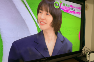 モニカの吉川晃司を彷彿させる、デカい肩パッド姿がで拡散された長澤まさみ（Xより）