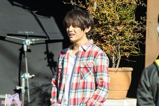 チェックシャツとジーンズ姿で時折、笑顔を浮かべる山田涼介