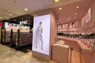 霜降り明星・せいやの“瞳”になれるカラコン『おちゃめ』（プレスリリースより）
