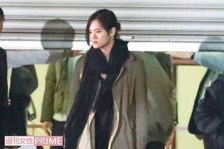 今年の元日、恒例のジャニーズ初詣に来た岡本。後ろの髪は結んでいた