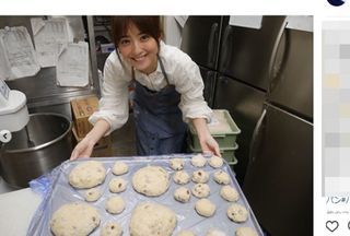 細長いフランスパンの形成にトライした様子を笑顔でアップ（インスタグラムより）