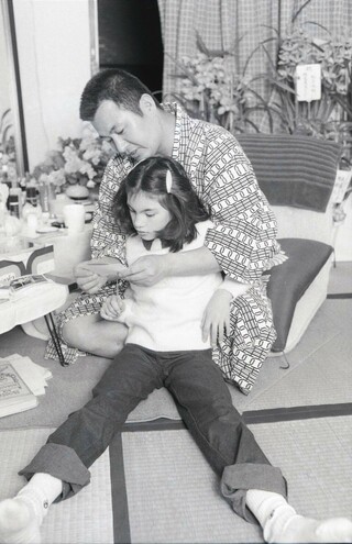 梅宮アンナと故・梅宮辰夫さん、楽屋にて（1982年2月22日）