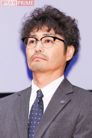 安田顕（44） ドラマ『下町ロケット』では技術開発部の部長を好演。「吉田さんと同じハーフリムタイプですが、こちらはテンプル（つる）も黒の同素材。かっちりした感じになりがちですが、前髪を下ろし、パーマで柔らかい印象に」