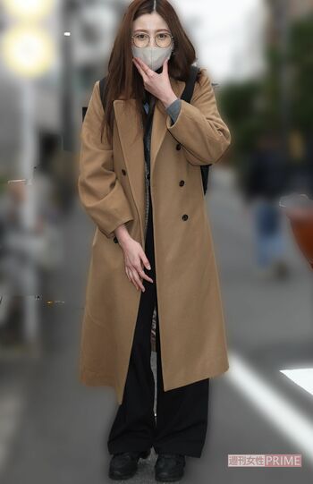 通販サイトの社員になっていたことについて直撃を受ける片瀬那奈（2022年）