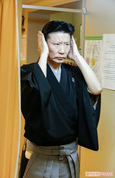 凛々しい表情で、髪型をセットする姿から記念公演の意気込みが伝わってくる　撮影／森田晃博