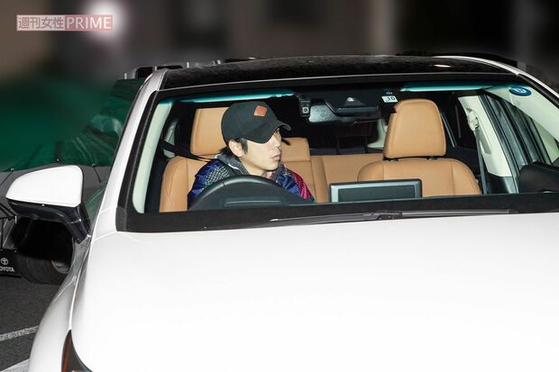 2018年10月、愛車で自宅マンションに帰ってきた二宮和也