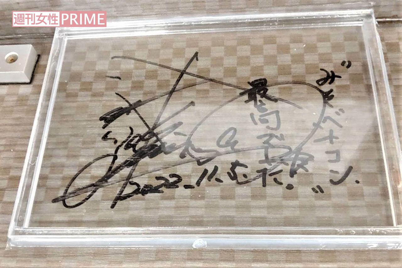 『香楽』カウンターテーブルに書かれた木村拓哉のサイン。透明な板で保護