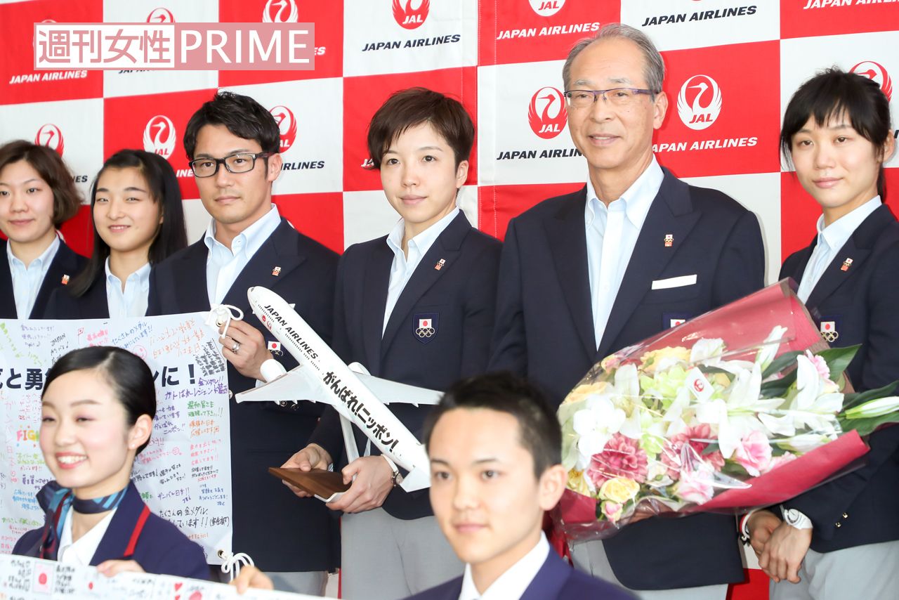 フィギュアの坂本花織（左から2番目）、後輩の高木美帆（右）らと並ぶ小平奈緒（中央）　撮影／佐藤靖彦