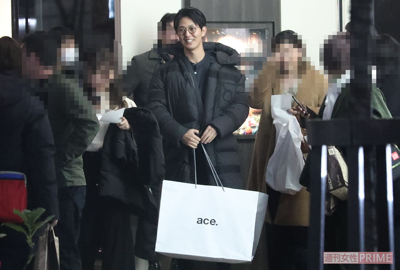 大きな紙袋を抱えて談笑する工藤阿須加