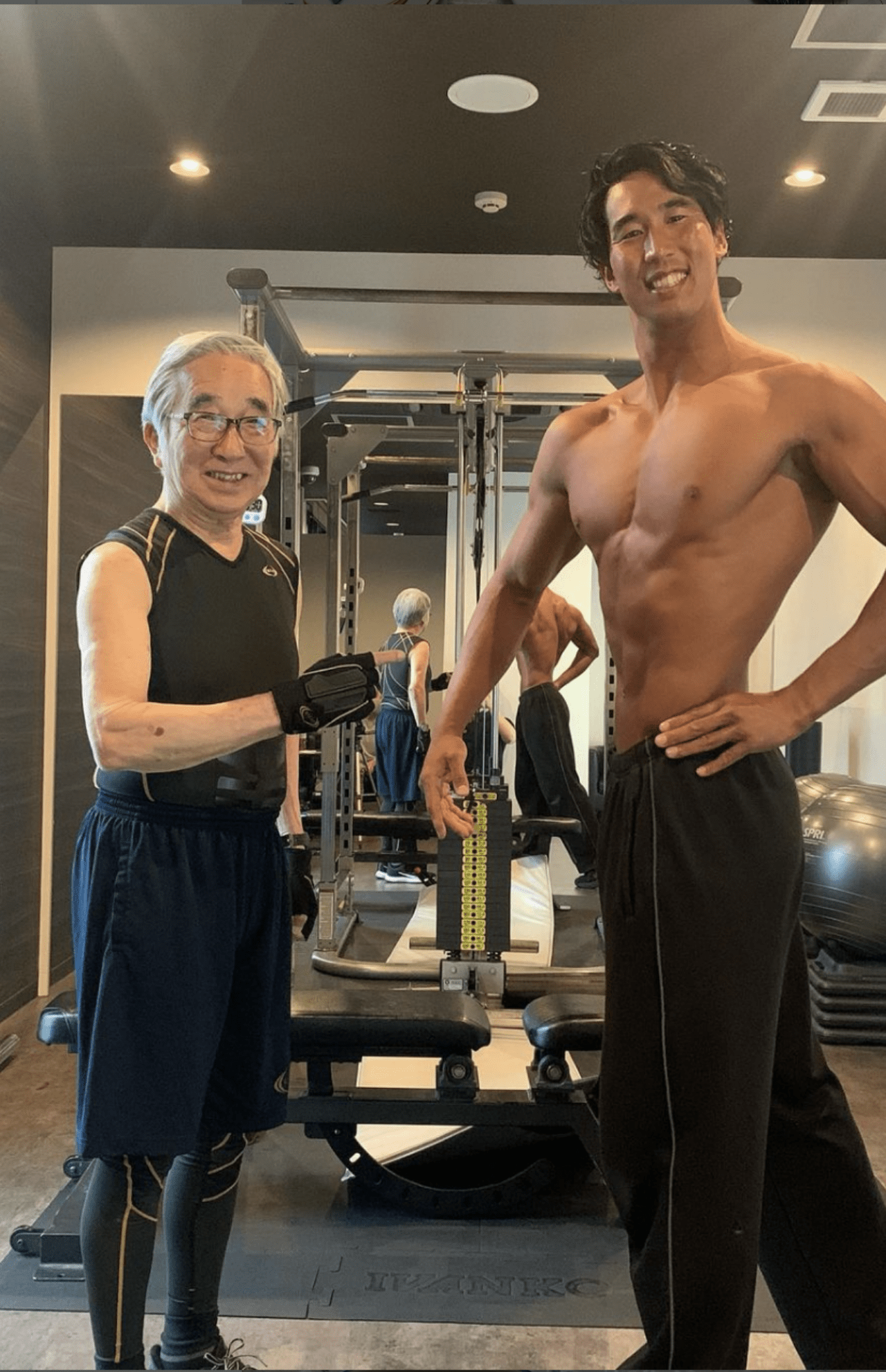 トレーナーの岩越亘祐さんと。「スーパーマン（岩越さん）が褒めてくれるから続いてるんです」（崑さん）