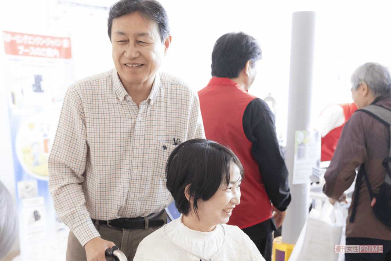 難病によって外出が減り、５年メイクを諦めていたＢさんは、夫とともにメイクを体験。お互いきれいに変身した顔を見合い、笑顔がこぼれた（撮影／矢島泰輔）