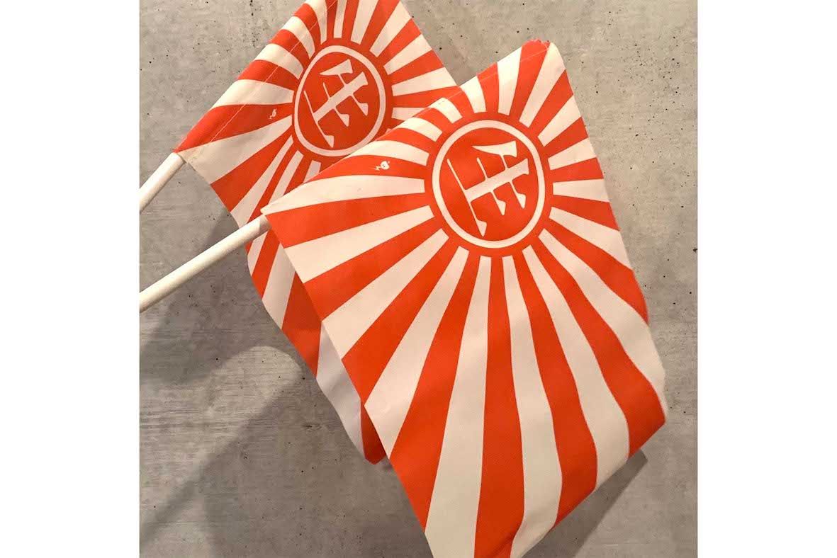 旭日旗に酷似していると話題、椎名林檎グッズのミニフラッグ（Xより）