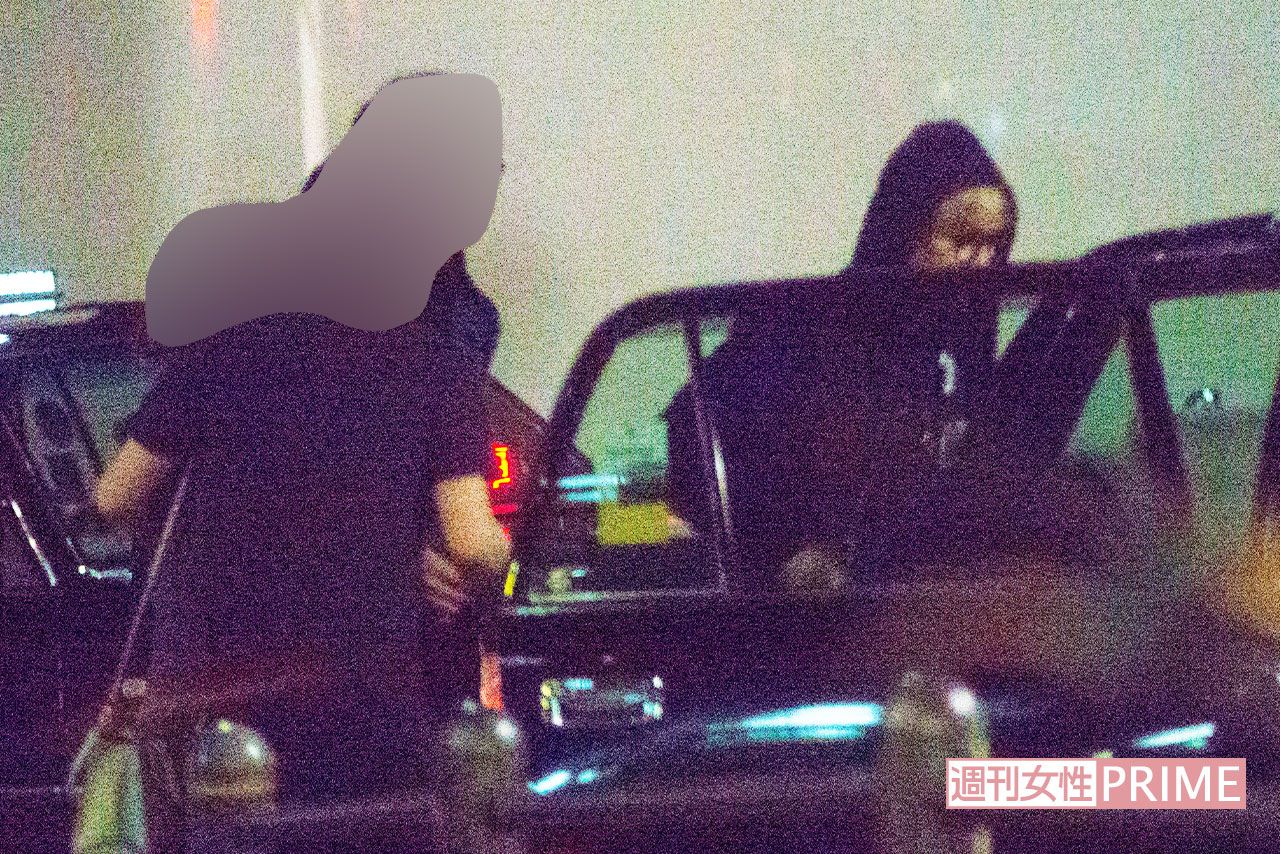 手越祐也が乗るタクシーに女性が乗ろうとする場面（'16年）