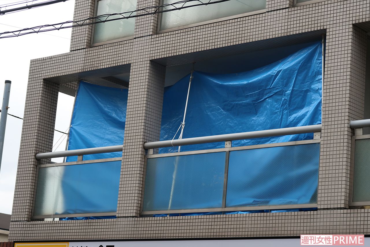 野口さんが刺殺された自宅マンションの部屋にはブルーシートが張られていた（中野区）