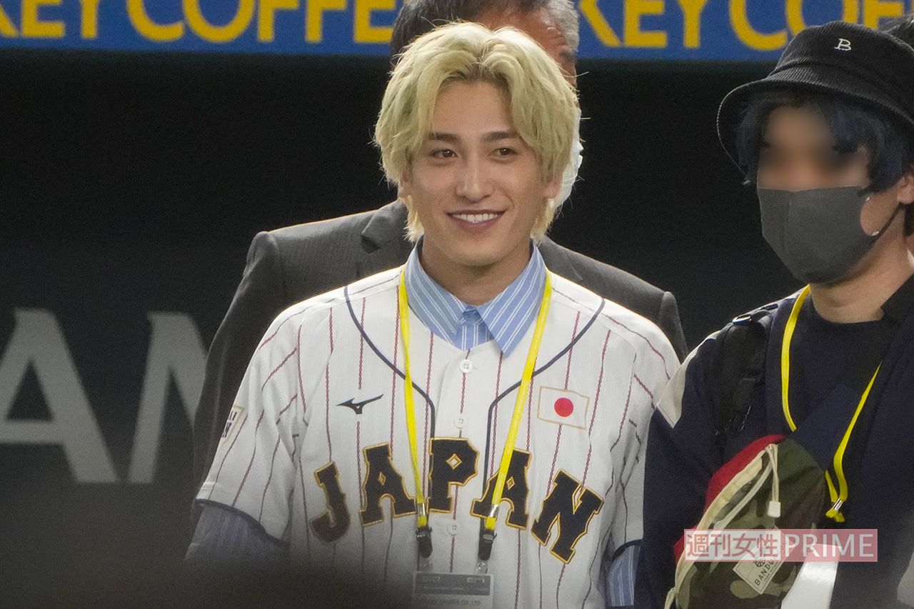 3月10日、WBC韓国戦のグランドに立つEXIT・兼近大樹