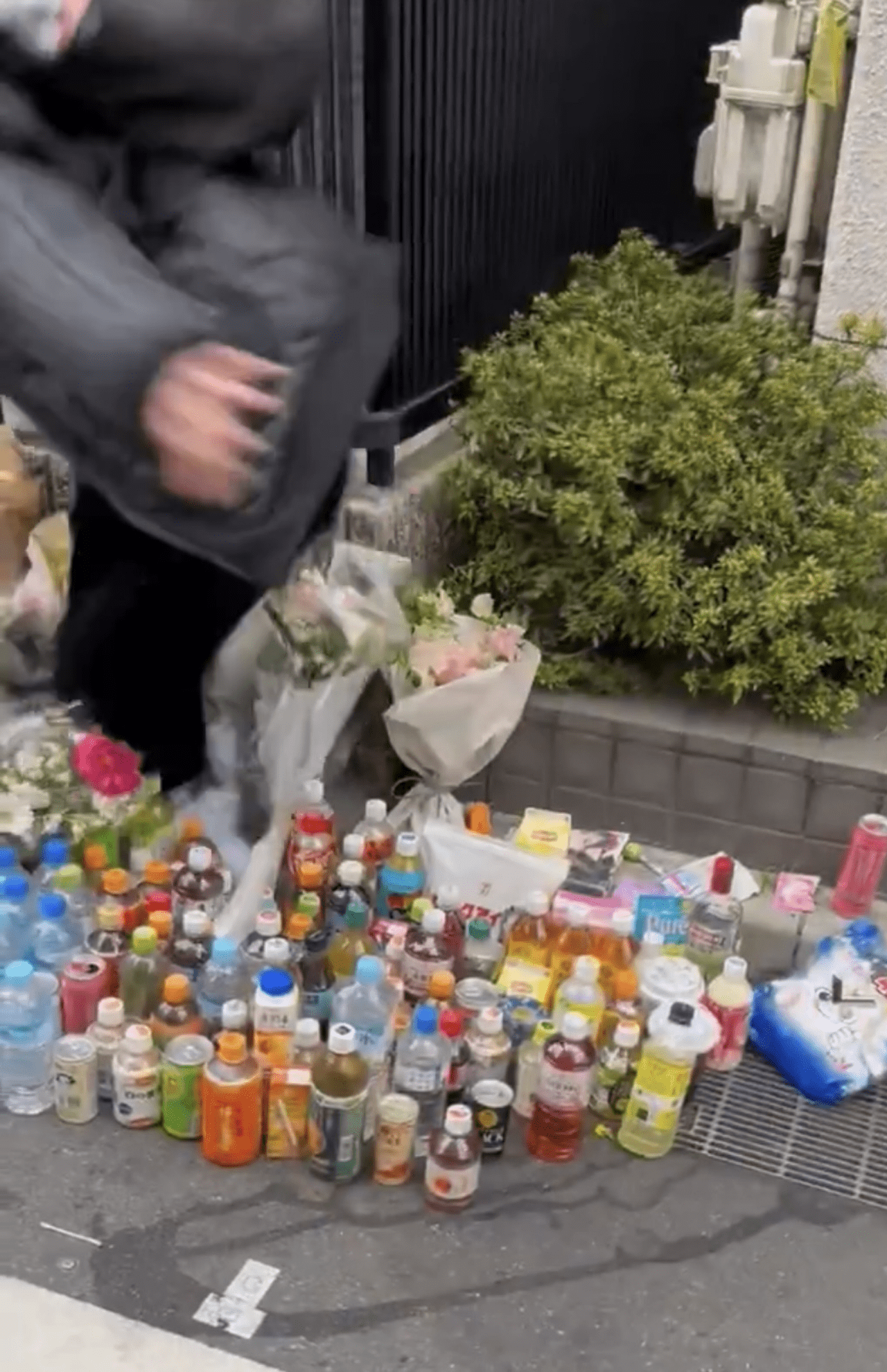 拡散されている献花を踏みつける様子（Xより）