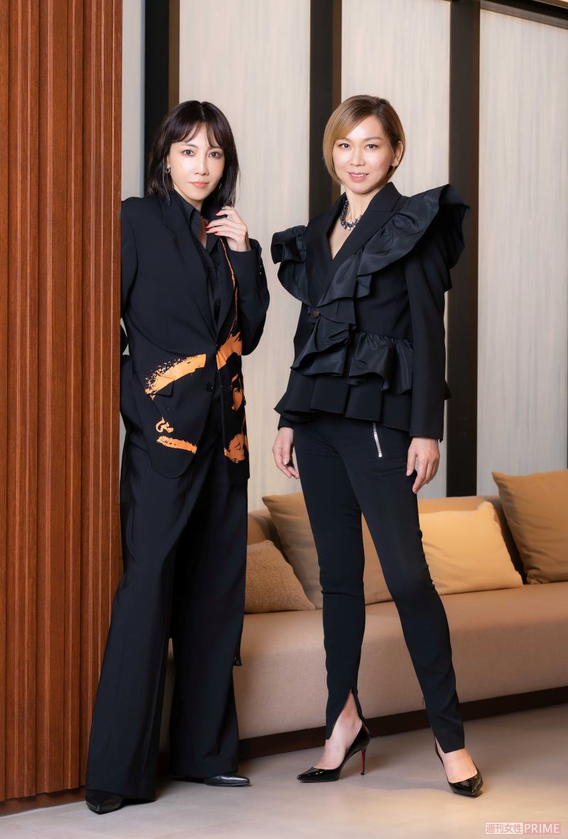 左から柚希礼音、湖月わたる　撮影／矢島泰輔