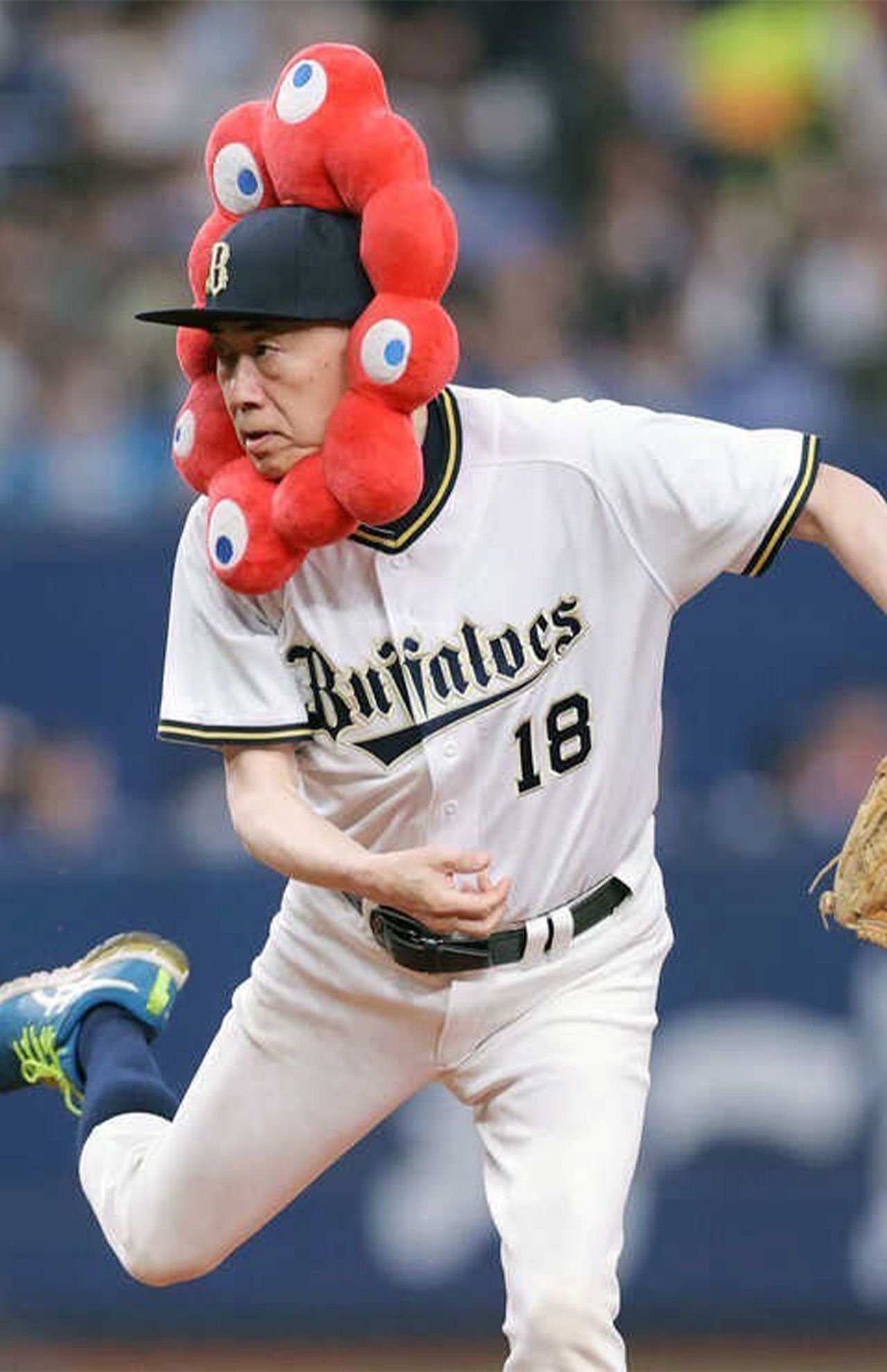 始球式でボールを投げる大阪観光局理事長・溝畑宏さん