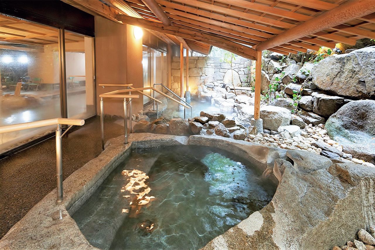 1枚の伊予大島石をくり抜いて造った野趣あふれる露天風呂（女湯）