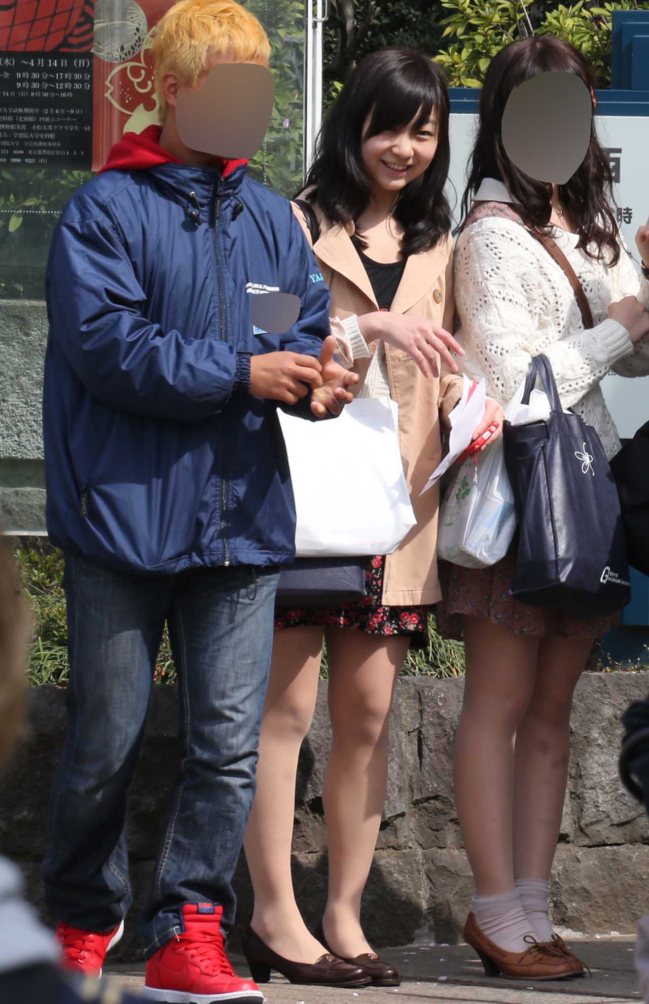 “チャラ目”の男子学生とも記念撮影に応じられる気さくな佳子さま（2013年4月・学習院大学で）