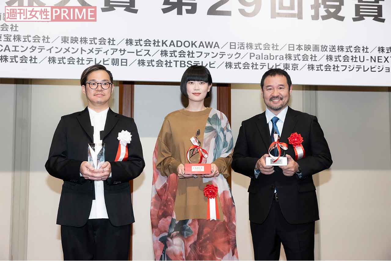 2024年度の新藤兼人賞授賞式に出席した（左から）関友彦氏、山中瑤子監督、安田淳一監督